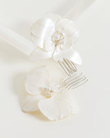 Çiçek Motif İnci Detaylı Toka