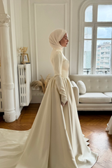Amelia Modest x Hilal Eker