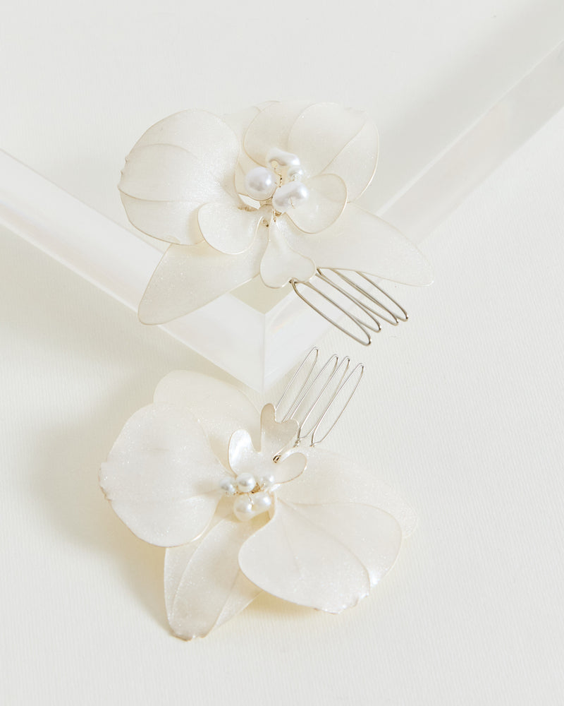 Çiçek Motif İnci Detaylı Toka