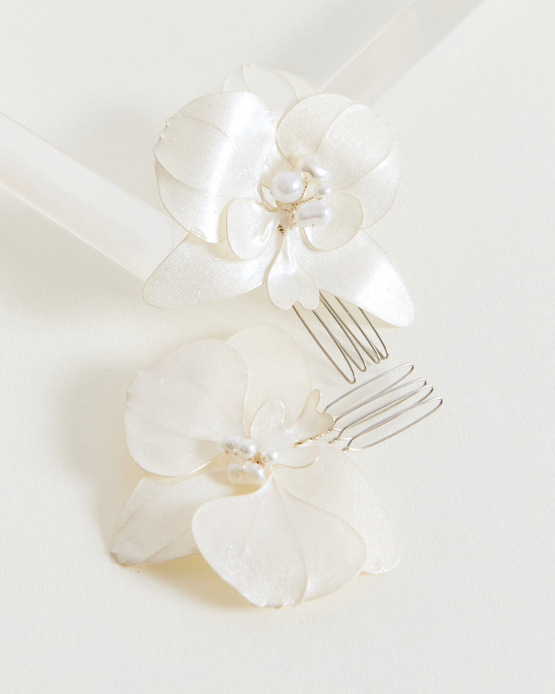 Çiçek Motif İnci Detaylı Toka