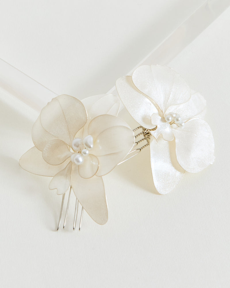 Çiçek Motif İnci Detaylı Toka