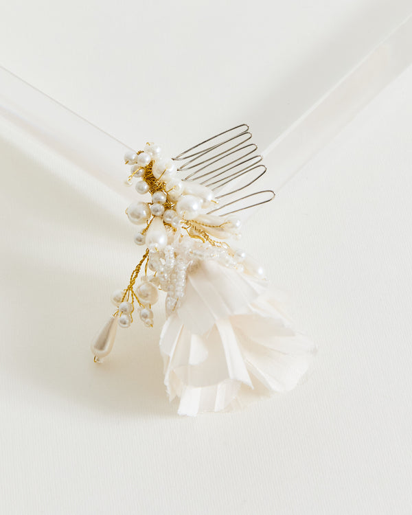 Gül Detaylı İncili Saç Aksesuarı