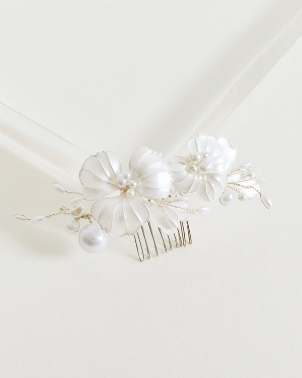 İnci Detaylı Çiçekli Toka