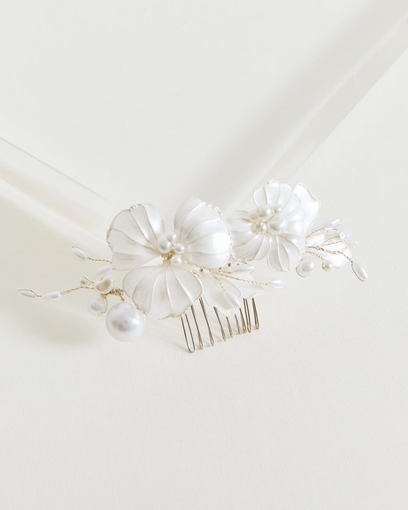 İnci Detaylı Çiçekli Toka