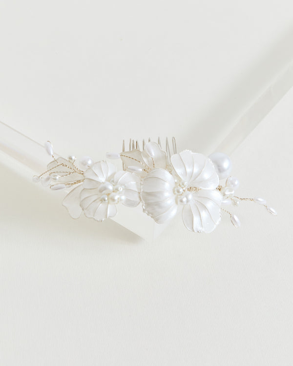 İnci Detaylı Çiçekli Toka