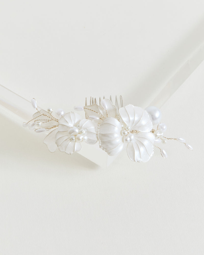 İnci Detaylı Çiçekli Toka